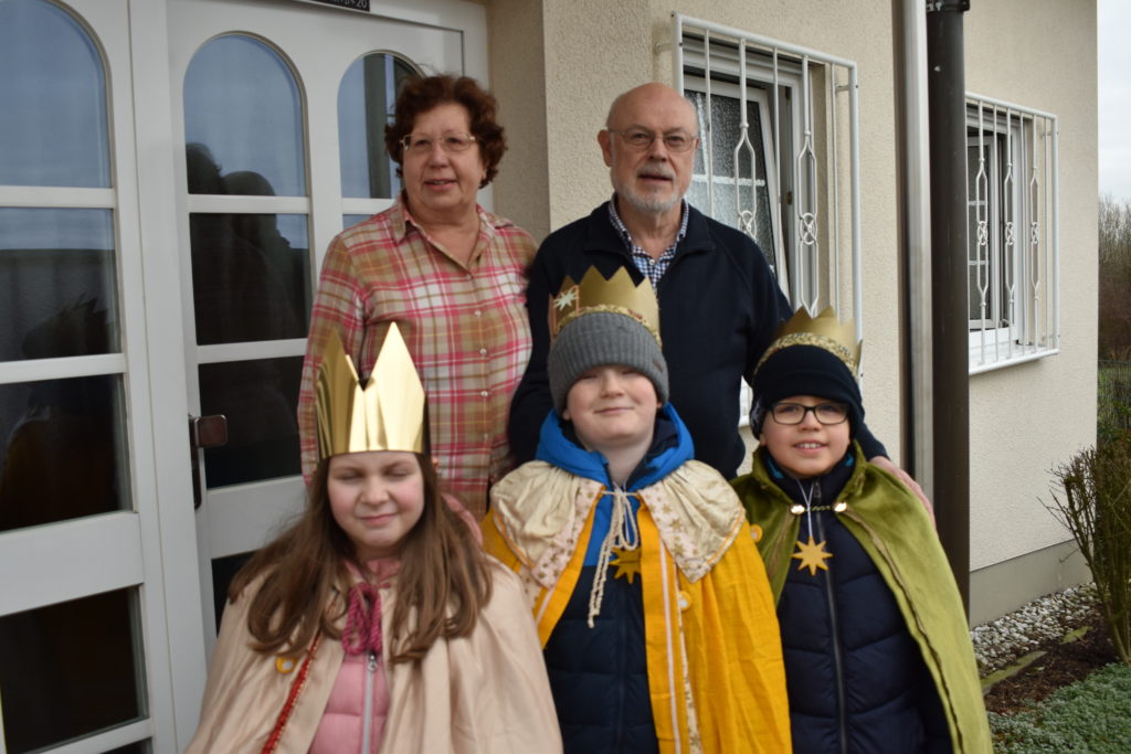 Die Sternsinger Leonie, Emil und Jelle segnen auch das Haus von Familie Hilger. Foto: Peter Klohs