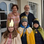 Die Sternsinger Leonie, Emil und Jelle segnen auch das Haus von Familie Hilger. Foto: Peter Klohs