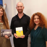 Die Autor*innen Saga Grünwald und Jeremy Green stellen ihre Bücher in Lennep vor, eingerahmt mit Musik von Bianca Rosa-Klever (v.l.). Foto Bianca Rosa-Klever