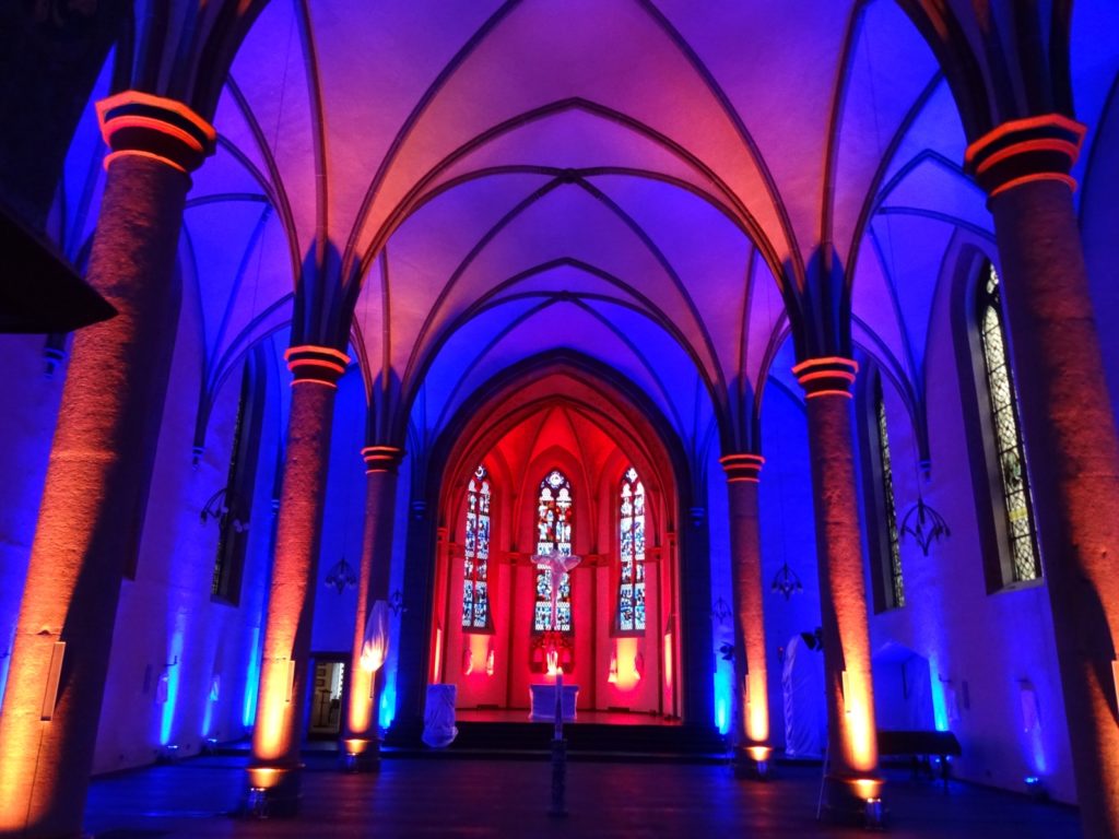 Die illuminierte Kirche St. Bonaventura Lennep 2018. Foto: Helmut Faßbender