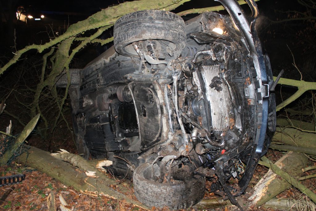 Alle Airbags am BMW lösten aus, das Fahrzeug blieb auf der Seite liegen. Foto: Polizei