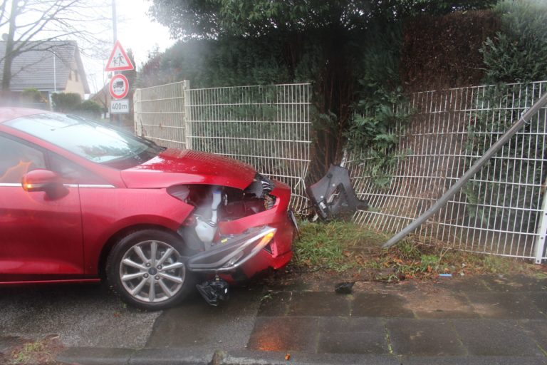 Beim Abbiegen von der Straße gerutscht