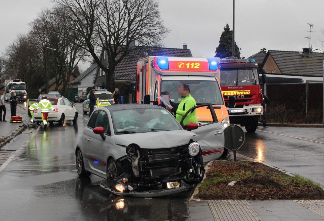 Verkehrsunfall auf der Unterstraße in Wermelskirchen. Foto: Polizei