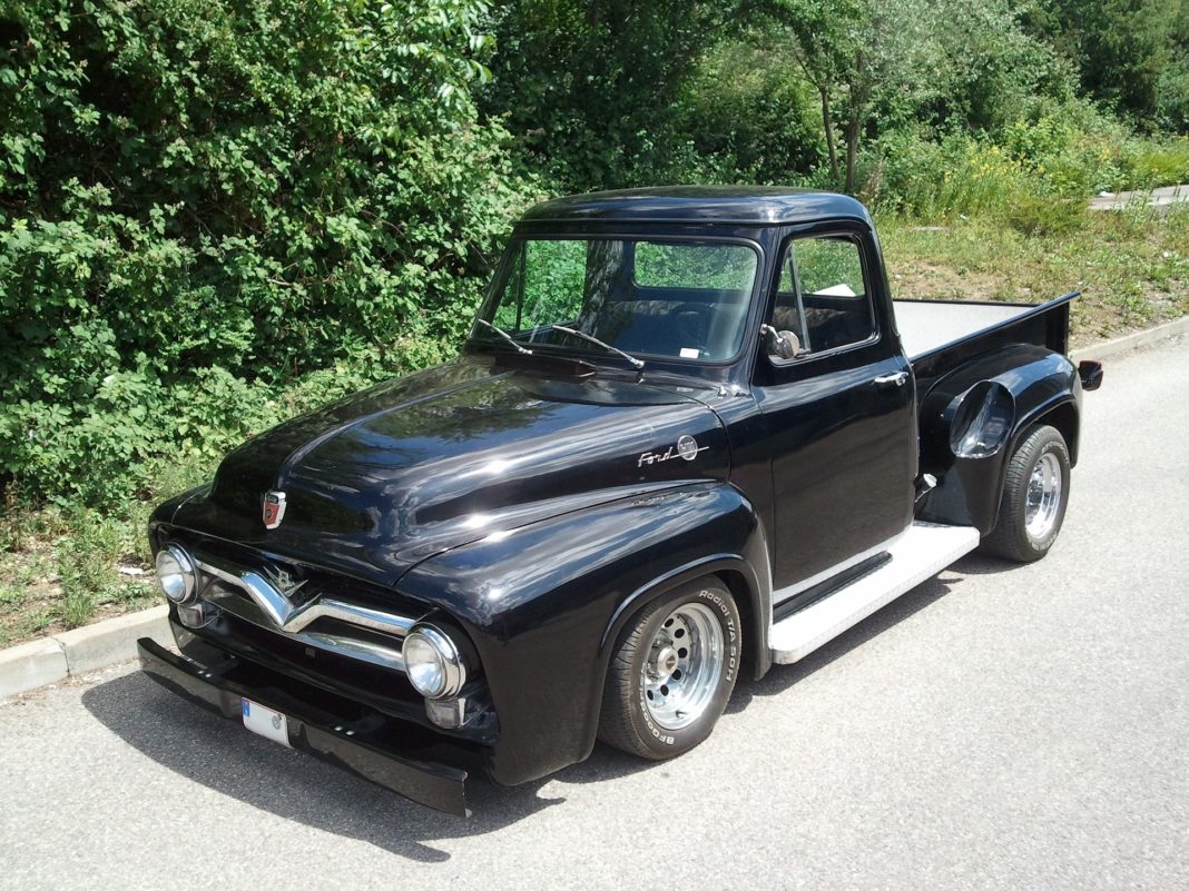 Ein Pick-up (aus englisch pick up ‚aufnehmen‘ oder ‚mitnehmen‘) ist ein Pkw oder Geländewagen mit ebener, offener Ladefläche (Pritsche). Symbolfoto.