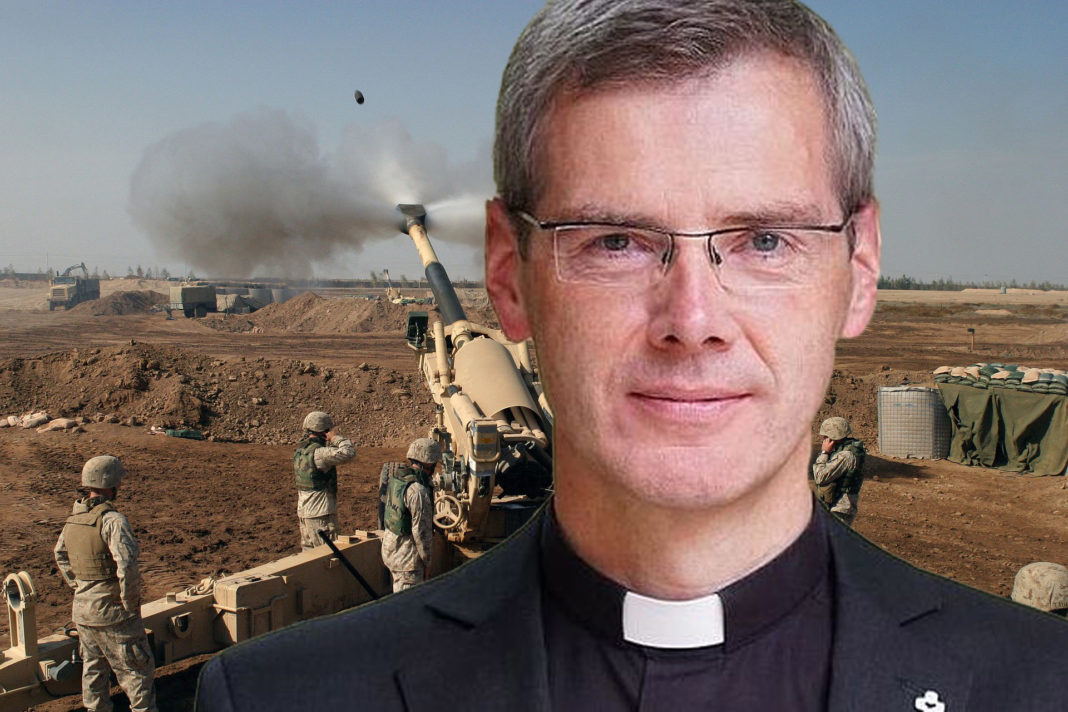 Collage: Bischof Dr. Heiner Wilmer SCJ vor eine von den US-Marines abgefeuerten Haubitze im Irak.