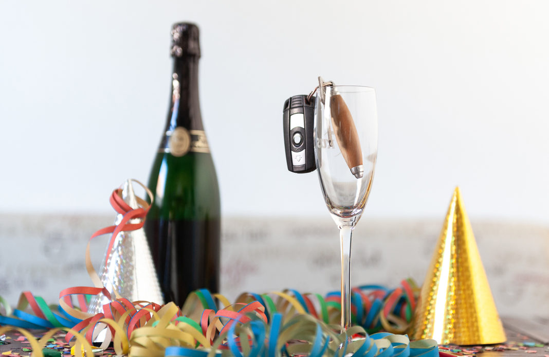 Die KÜS empfiehlt, ausgelassen und fröhlich die närrische Zeit zu genießen - aber nur mit Bus, Bahn, Taxi oder zu Fuß! Foto: obs/KÜS-Bundesgeschäftsstelle