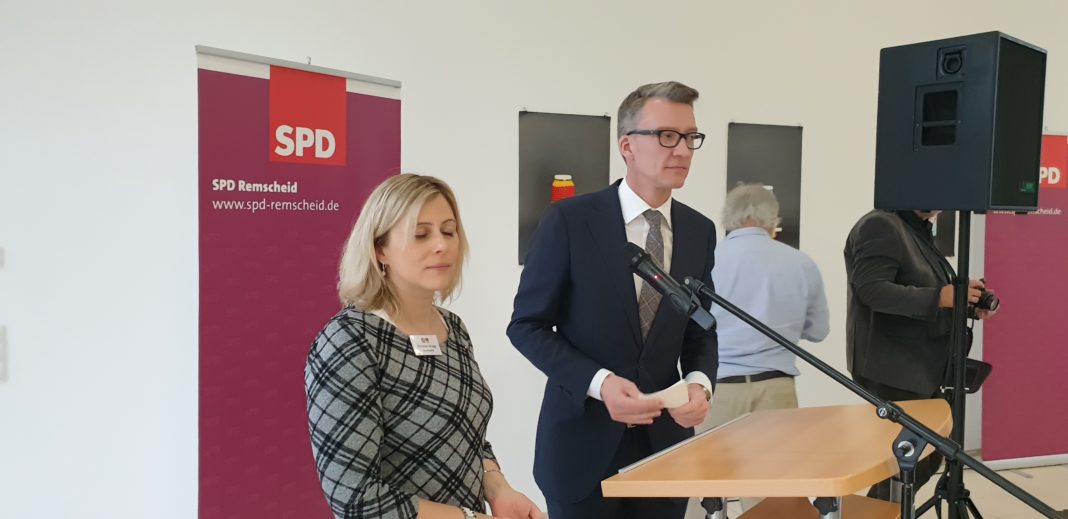 SPD-Vorsitzende Christine Krupp und Sven Wolf, MdL. Foto: Sascha von Gerishem