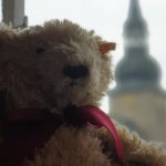 Ein Steiff-Teddy und im Hintergrund die evangelische Stadtkirche Lüttringhausen, in der in jedem zweiten Monat am zweiten Sonntag der Nimm2-Gottesdienst stattfindet. Foto: Sascha von Gerishem