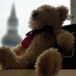 Ein Steiff-Teddy und im Hintergrund die evangelische Stadtkirche Lüttringhausen, in der in jedem zweiten Monat am zweiten Sonntag der Nimm2-Gottesdienst stattfindet. Foto: Sascha von Gerishem