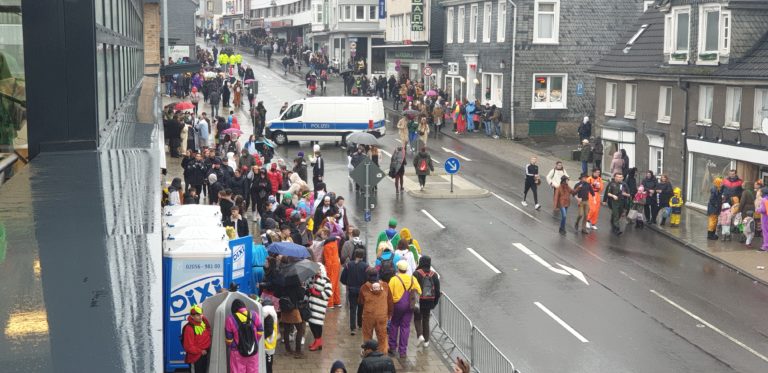 LIVE: Rosenmontagszug der Lenneper Karnevalsgesellschaft