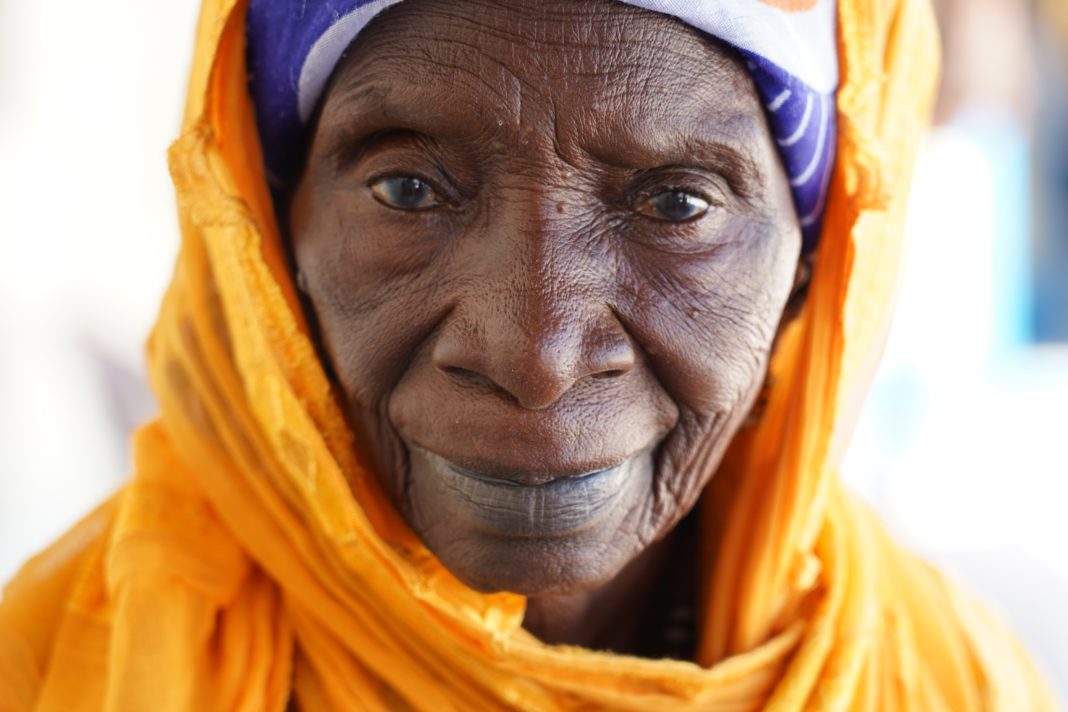 Mariama, 95 Jahre alt, hat tausenden Mädchen in Gambia die Klitoris entfernt. Heute verstümmelt sie keine Mädchen mehr, sondern hat mit Hilfe der SOS-Kinderdörfer ein erträgliches Geschäft im Salzhandel aufgebaut. Foto: obs/SOS-Kinderdörfer weltweit/Philipp Hedemann