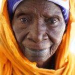 Mariama, 95 Jahre alt, hat tausenden Mädchen in Gambia die Klitoris entfernt. Heute verstümmelt sie keine Mädchen mehr, sondern hat mit Hilfe der SOS-Kinderdörfer ein erträgliches Geschäft im Salzhandel aufgebaut. Foto: obs/SOS-Kinderdörfer weltweit/Philipp Hedemann