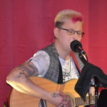 Gitarre und Gesang: Anja Franz aus Remscheid spielte im Café Lichtblick in der Gertenbachstraße in Lüttringhausen. Foto: Peter Klohs