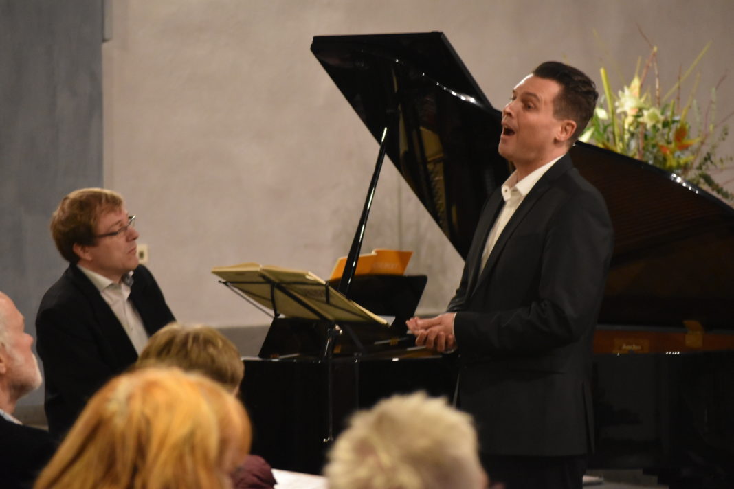 Pianist Oliver Drechsel und Tenor Philipp Hoferichter in der katholsichen Kirche Heilig Kreuz in Lüttringhausen. Foto: Peter Klohs