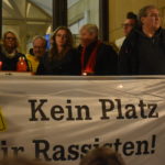 Bei der Mahnwache vor dem Remscheider Rathaus war kein Platz für Rassisten. Foto: Peter Klohs