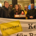 Bei der Mahnwache vor dem Remscheider Rathaus war kein Platz für Rassisten. Foto: Peter Klohs