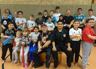 Die Jugend zeigte sich begeistert ob des Besuches von Kampfsportgroßmeister Carlos „Manong“ Pulanco in Remscheid. Foto: LTG