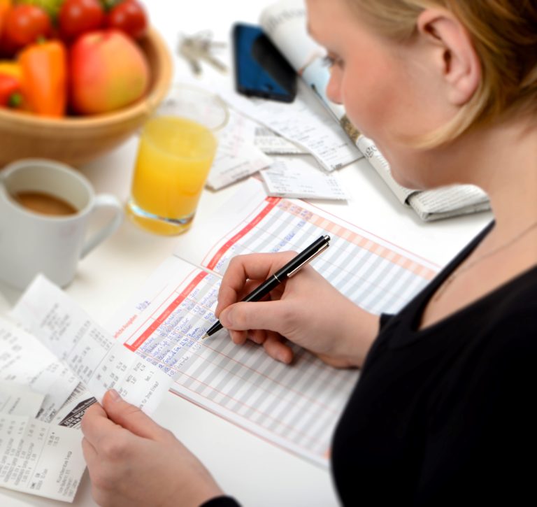 Sparkasse: Kostenloses Haushaltsbuch in vier Sprachen