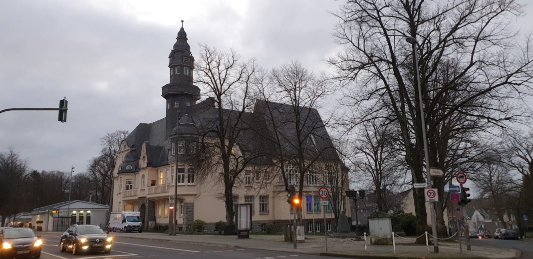 Das Bürgerbüro Lüttringhausen befindet sich im Lüttringhauser Rathaus, Kreuzbergstraße 15 in 42899 Remscheid. Foto: Sascha von Gerishem