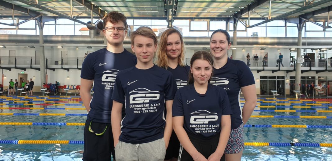 Räumten bei den Verbandsmeisterschaften in Küllenhahn ab: Die fünf aktiven Schwimmer*innen der SG Remscheid. Foto: Michelle Jünger