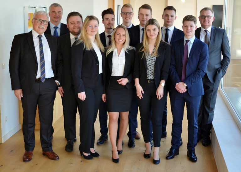 Ausbildungsende: Neun neue Bankkaufleute bei der Volksbank