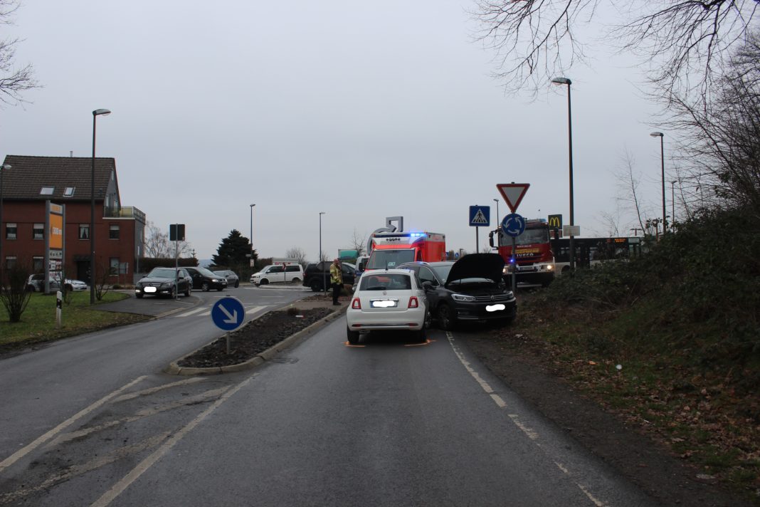 Wermelskirchen: Frontalzusammenstoß im Kreisverkehr, Biberweg Frontal. Foto: Polizei