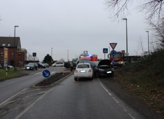 Wermelskirchen: Frontalzusammenstoß im Kreisverkehr, Biberweg Frontal. Foto: Polizei