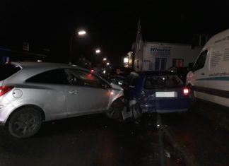 Wermelskirchen: Unter Alkohol- und Drogeneinfluss wurden geparkte Autos auf der Straße Arnzhäuschen sichtlich beschädigt. Foto: Polizei