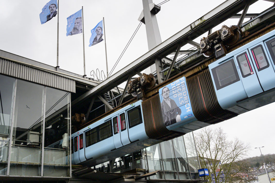 Die Wuppertaler Schwebebahn feiert Friedrich Engels. Foto: obs/WSW Wuppertaler Stadtwerke GmbH/Stefan Tesche-Hasenbach