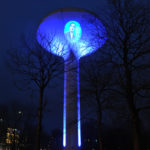 Der beleuchtete Wasserturm Lichtscheid zeigt Engels-Porträts. Foto: obs/WSW Wuppertaler Stadtwerke GmbH/Elmar Thyen
