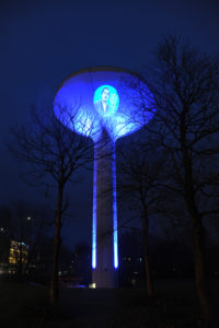 Der beleuchtete Wasserturm Lichtscheid zeigt Engels-Porträts. Foto: obs/WSW Wuppertaler Stadtwerke GmbH/Elmar Thyen