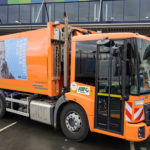 Die Müllwagen der Abfallwirtschaftsgesellschaft mbH Wuppertal (AWG) fahren mit Engels-Plakaten durch die Stadt. Foto: obs/WSW Wuppertaler Stadtwerke GmbH/Stefan Tesche-Hasenbach