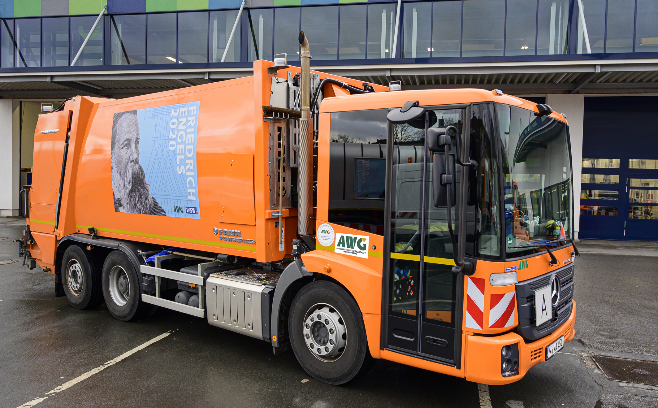 Die Müllwagen der Abfallwirtschaftsgesellschaft mbH Wuppertal (AWG) fahren mit Engels-Plakaten durch die Stadt. Foto: obs/WSW Wuppertaler Stadtwerke GmbH/Stefan Tesche-Hasenbach