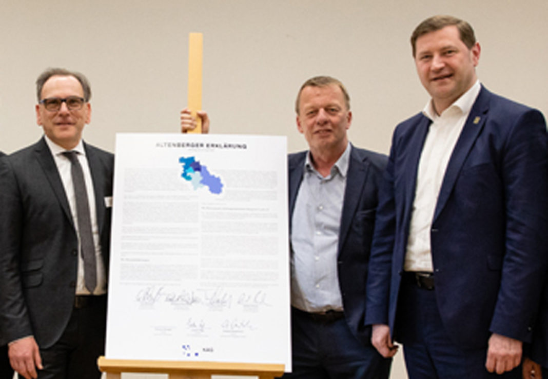 Andreas Mucke, Oberbürgermeister Wuppertal; Burkhard Mast-Weisz, Oberbürgermeister Remscheid; Tim O. Kurzbach, stellv. Vorsitzender der KAG und Oberbürgermeister der Klingenstadt Solingen. | Foto: Kristina Malis