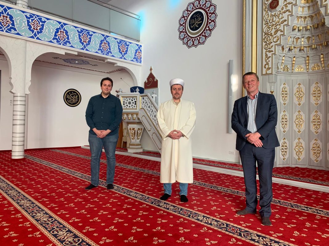 Remscheids Oberbürgermeister Burkhard Mast-Weisz und Juso-Vorsitzender Burhan Türken wurden vom Imam Kerim Koç willkommen geheißen. Foto Arunava Chaudhuri