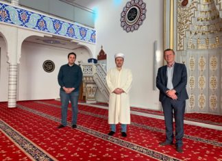 Remscheids Oberbürgermeister Burkhard Mast-Weisz und Juso-Vorsitzender Burhan Türken wurden vom Imam Kerim Koç willkommen geheißen. Foto Arunava Chaudhuri