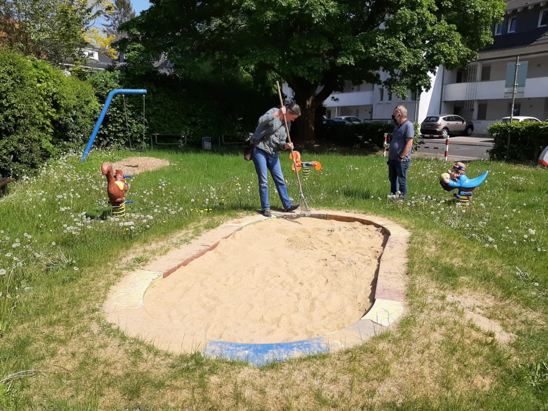 Reinigung des Spielplatzes an der Schmittenbuscher Straße in Lüttringhausen. Foto: SPD Remscheid