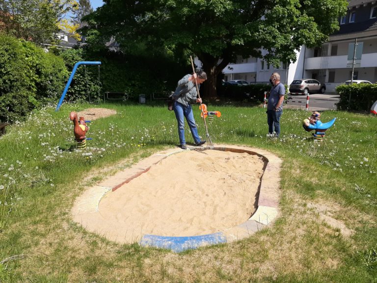 Ohne Schirm, mit Charme und Harke – Lüttringhauser SPD brachte kleinen Spielplatz auf Vordermann