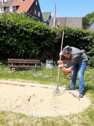 „Die Sandkästen sollten grundsätzlich mit Planen abgedeckt werden, um die Katzen daran zu hindern hier ihre Notdurft zu verrichten“, so Gerhilt Dietrich, Vorsitzende der SPD in Lüttringhausen. Foto: SPD Remscheid