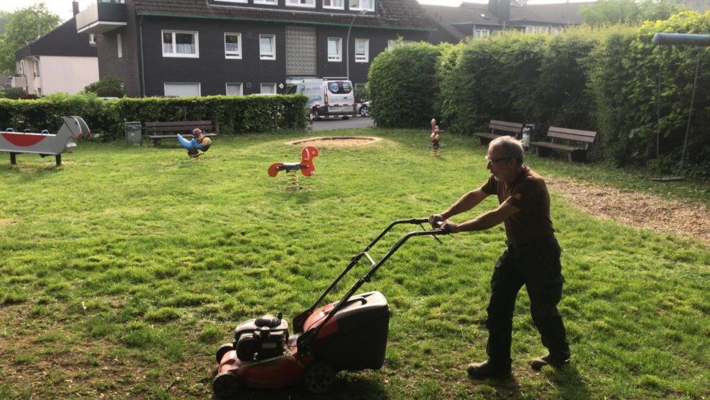 Dank dem Einsatz eines Rasenmähers, kann der ehemalige Dschungel wieder als Spielplatz genutzt werden. Foto: SPD Remscheid