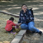 Natascha Schöne mit Tochter Mila spielte als Erstes im Sandkasten. Foto: Peter Klohs