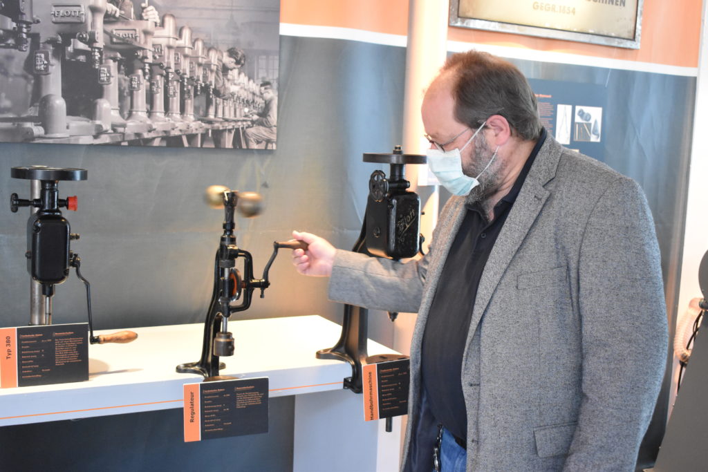 Im Werkzeugmuseum am Hasten: Dr. Andreas Wallbrecht, Direktor des Werkzeugmuseums, an einer Flott-Bohrmaschine. Foto: Peter Klohs