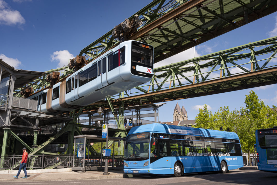 In Wuppertal fährt nicht nur die Schwebebahn emissionsfrei, sondern auch die neuen Wasserstoffbusse. Foto: obs/WSW Wuppertaler Stadtwerke GmbH/Stefan Tesche-Hasenbach