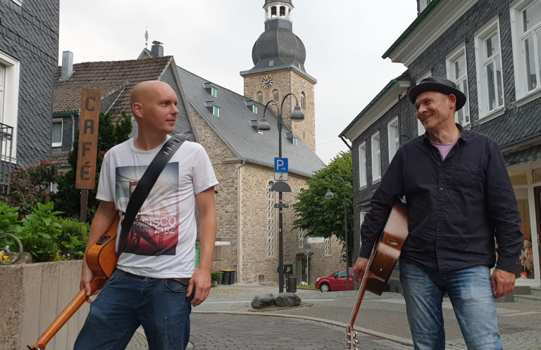 Kai Steckmann und Jochen Wingsch aka Papa Jo's One Man Acoustic Jam in der Lüttringhauser Gertenbachstraße. Foto: Sascha von Gerishem