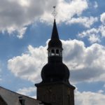 Dem Himmel so nah: Die Evangelische Stadtkirche Lüttringhausen vor wunderschöner Wolkenkulisse am Bergischen Himmel. Foto: Sascha von Gerishem