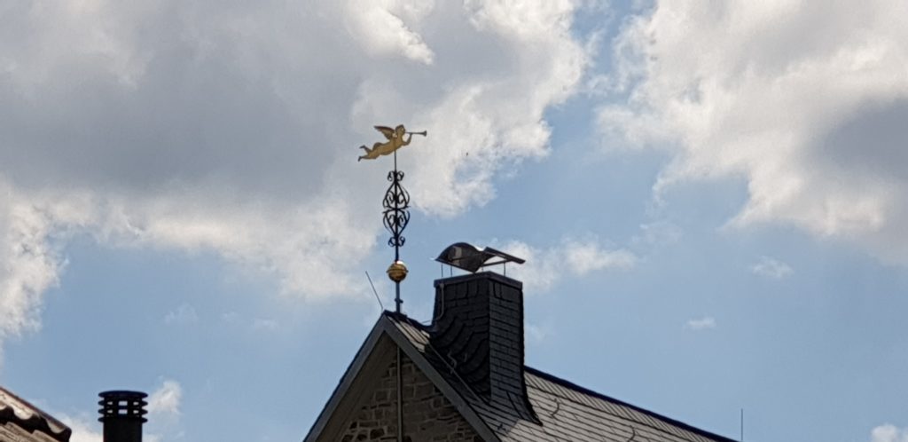 Der Geusenengel auf dem Kirchdach der Evangelischen Stadtkirche Lüttringhausen dient als Wetterfahne. Foto: Sascha von Gerishem