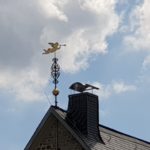 Der Geusenengel auf dem Kirchdach der Evangelischen Stadtkirche Lüttringhausen dient als Wetterfahne. Foto: Sascha von Gerishem