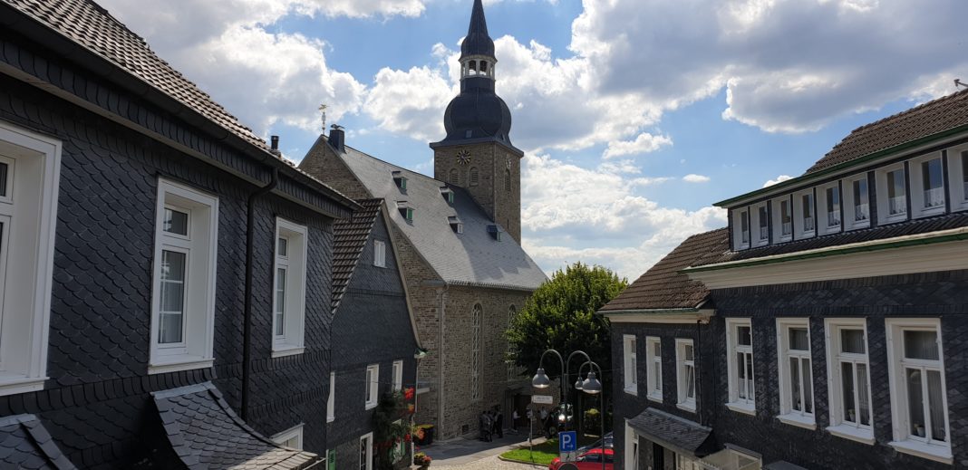 Endlich wieder ohne Baugerüst: Die Evangelische Stadtkirche Lüttringhausen. Foto: Sascha von Gerishem