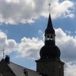 Evangelische Stadtkirche Lüttringhausen: Auf dem Kirchdach der Geusenengel und auf dem Turmdach der Hahn als Wetterfahne. Foto: Sascha von Gerishem