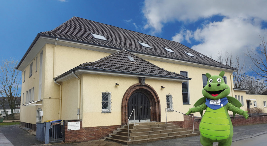 Teo Feuerstein vor der Friesenhalle vom Sportbund Remscheid. Collage: Sascha von Gerishem